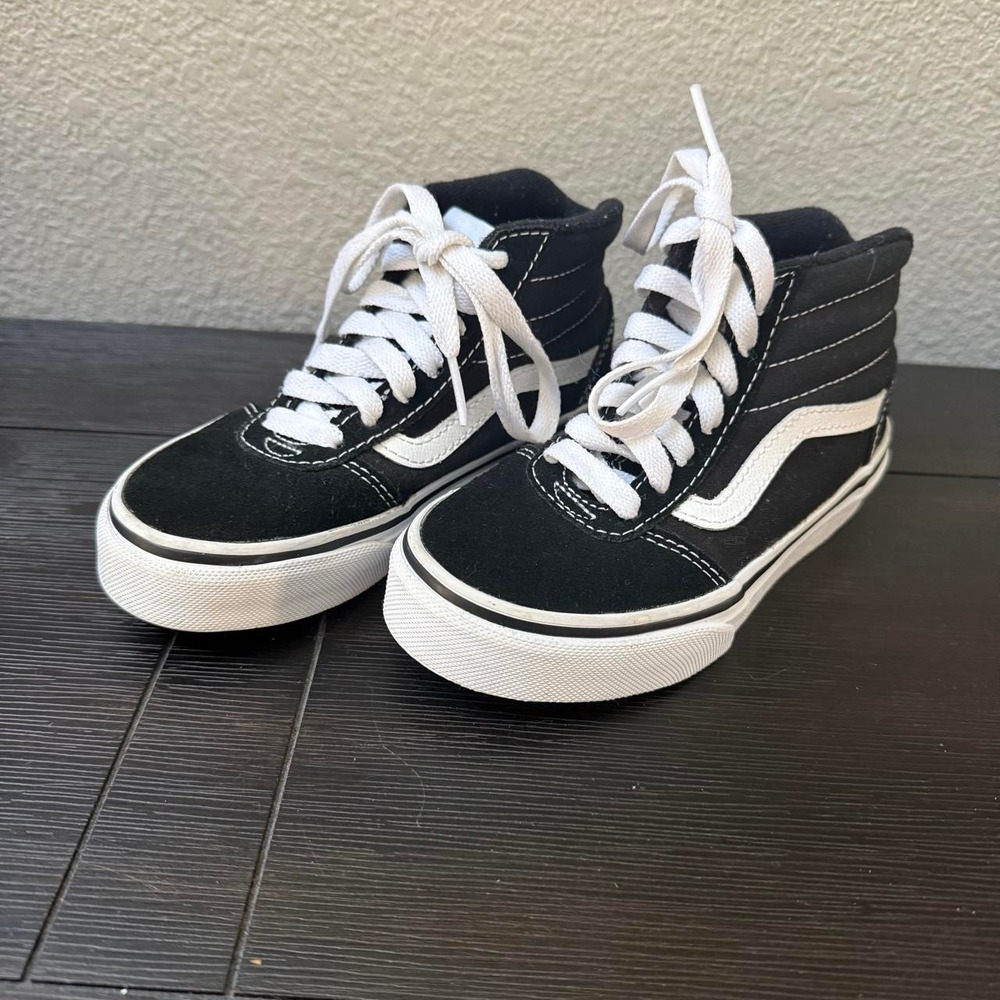 Vans Youth Size 11
Sk8-Hi High Top Skate Shoes Sneakers Black White Canvas/Suede